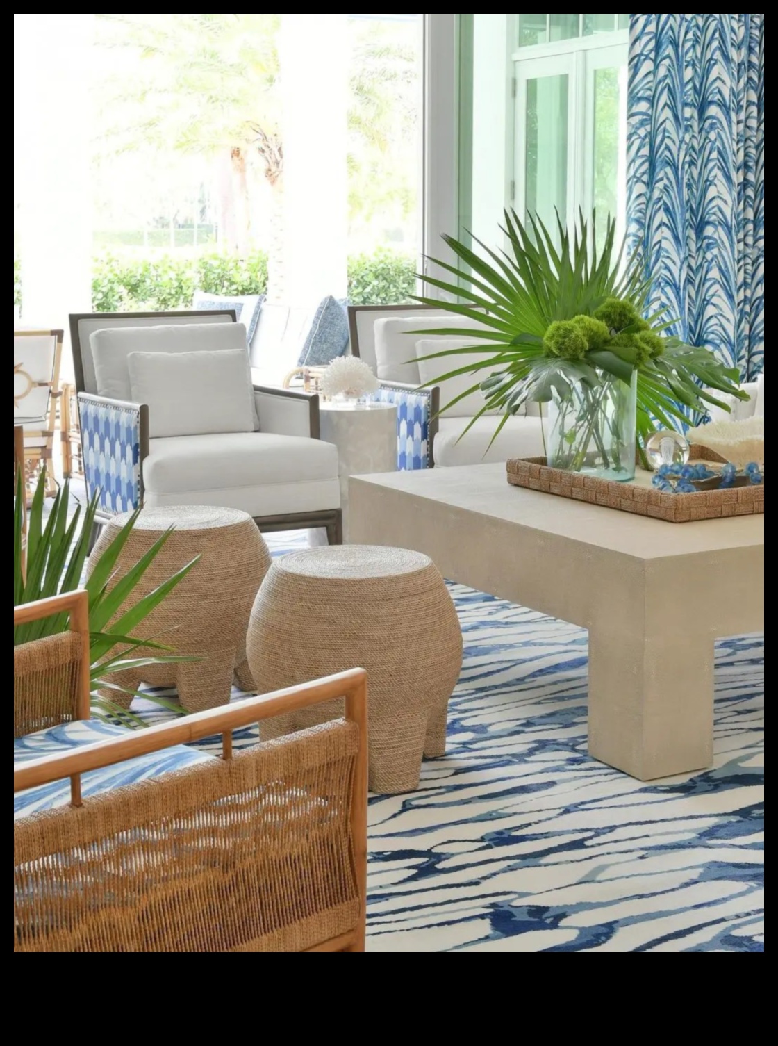 Ποιες είναι μερικές βασικές συμβουλές για τη διακόσμηση ενός εξωτερικού χώρου σαλονιού με ναυτικές πινελιές;