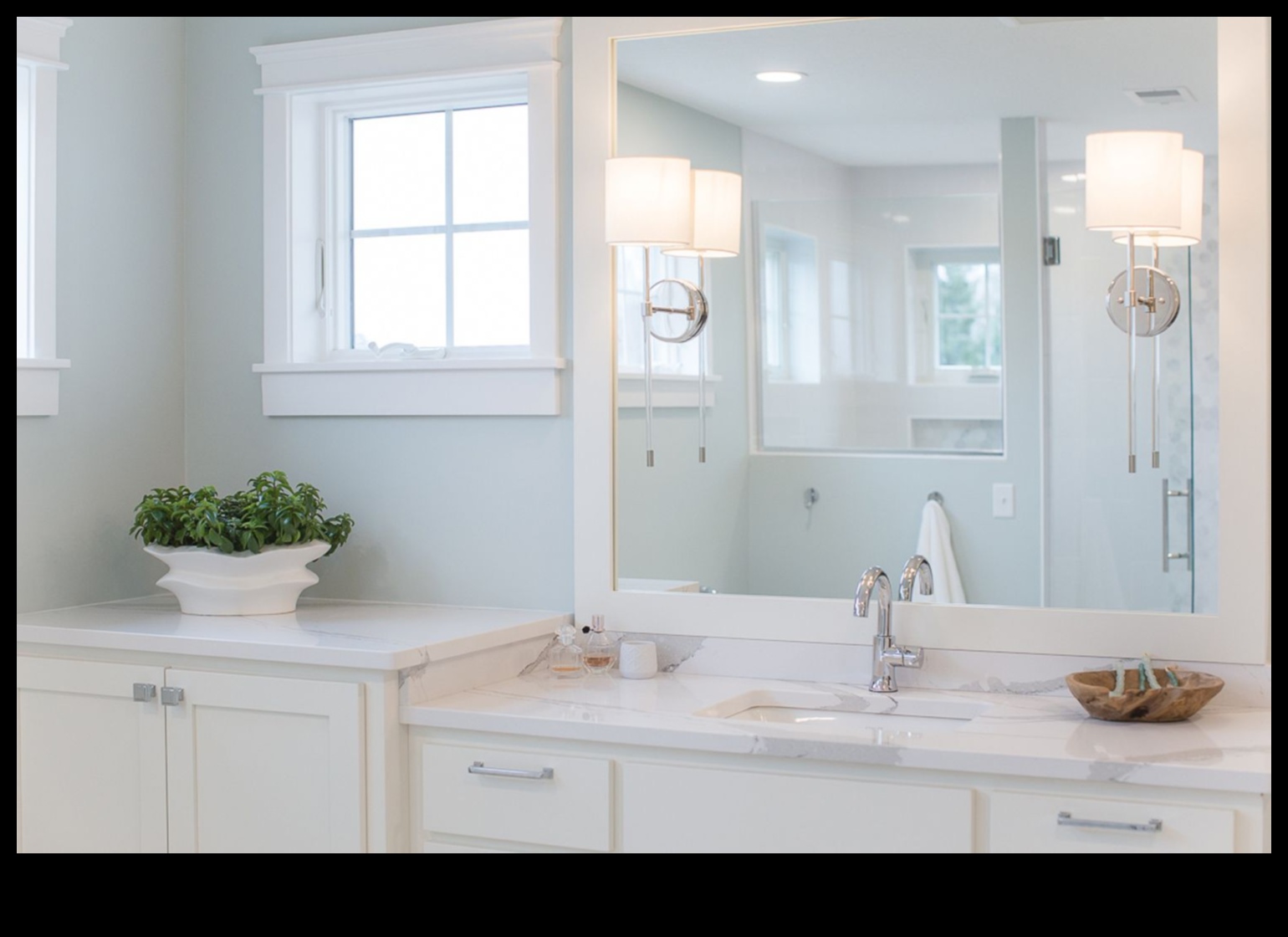 Πώς μπορώ να διακοσμήσω ένα παραθαλάσσιο μπάνιο για ένα χαλαρωτικό παραθαλάσσιο καταφύγιο;