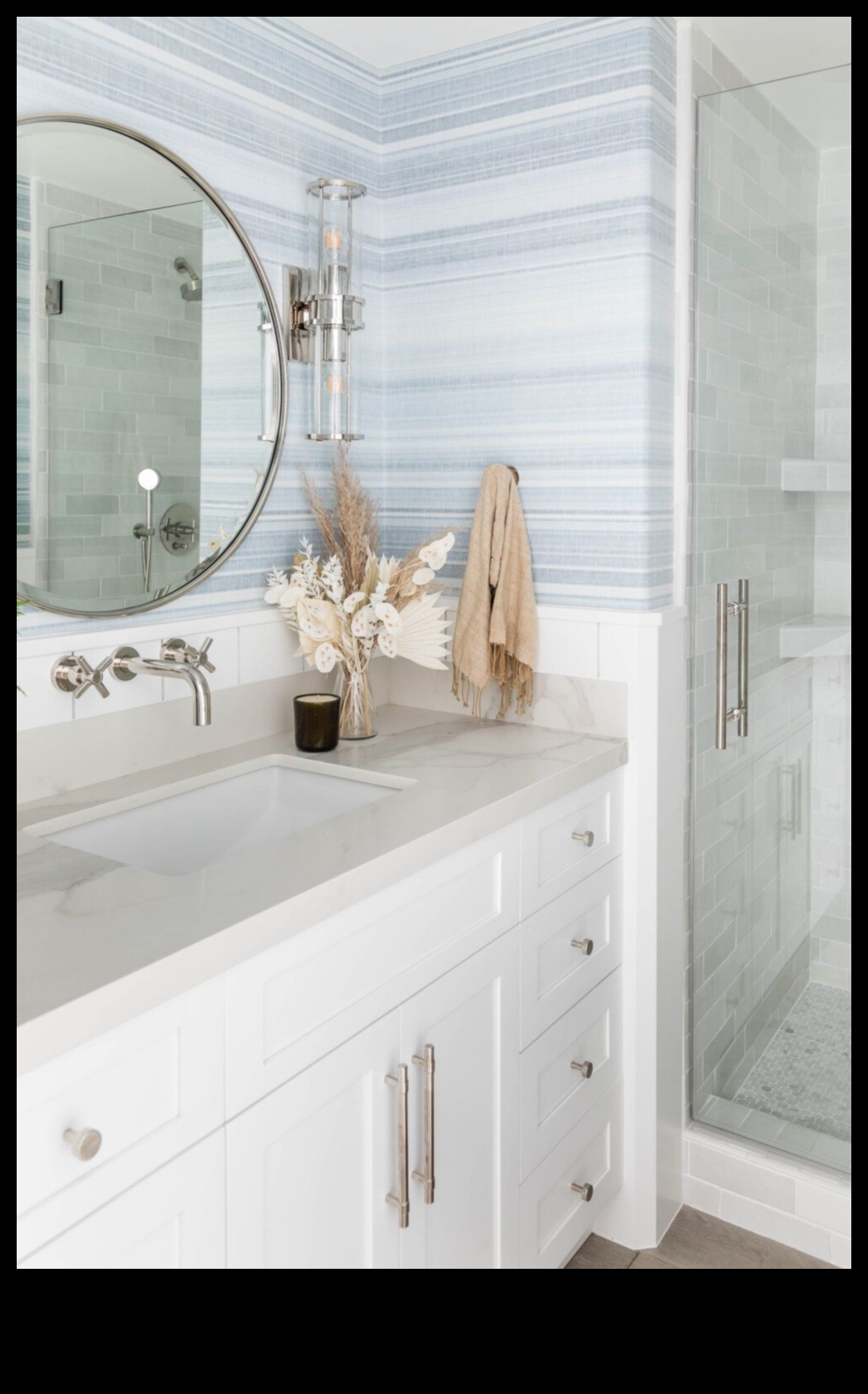 Πώς μπορώ να διακοσμήσω ένα παραθαλάσσιο μπάνιο για ένα χαλαρωτικό παραθαλάσσιο καταφύγιο;