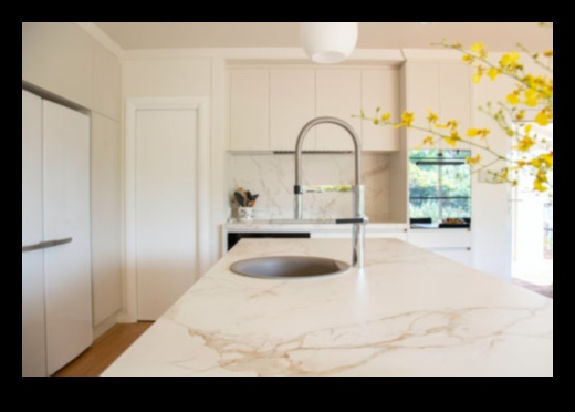 Πώς μπορώ να χρησιμοποιήσω το μάρμαρο σε πάγκους κουζίνας για μια πολυτελή εμφάνιση;