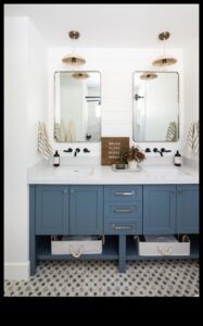 Πώς μπορώ να διακοσμήσω ένα παραθαλάσσιο μπάνιο για ένα χαλαρωτικό παραθαλάσσιο καταφύγιο;