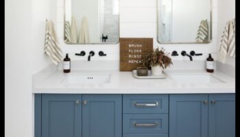 Πώς μπορώ να διακοσμήσω ένα παραθαλάσσιο μπάνιο για ένα χαλαρωτικό παραθαλάσσιο καταφύγιο;