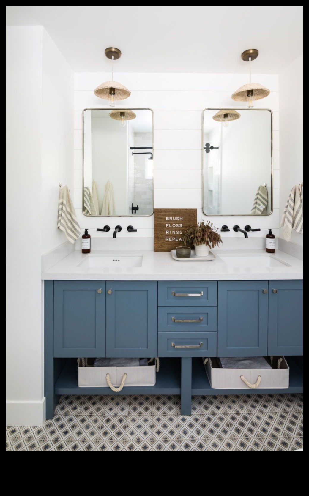 Πώς μπορώ να διακοσμήσω ένα παραθαλάσσιο μπάνιο για ένα χαλαρωτικό παραθαλάσσιο καταφύγιο;