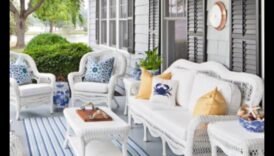 Ποιες είναι μερικές βασικές συμβουλές για τη διακόσμηση ενός εξωτερικού χώρου σαλονιού με ναυτικές πινελιές;